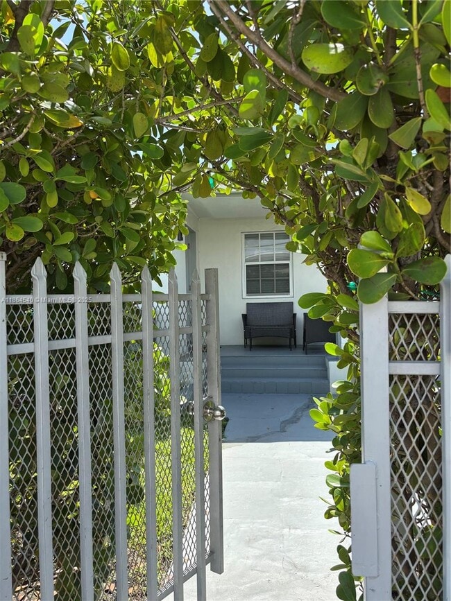 Building Photo - 7515 Dickens Ave Unit 2 Rental