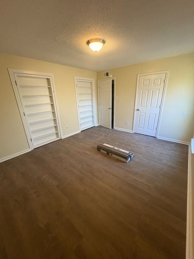 Building Photo - 4 bedroom home in Sherwood. Central air and heat.