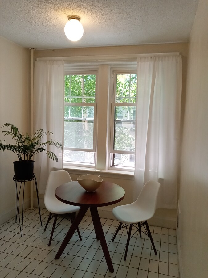 Photo - 114 Strathmore Rd Unit Bright 482sq.ft. studio