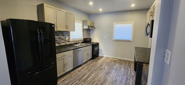 Photo - 115 E Conron Ave