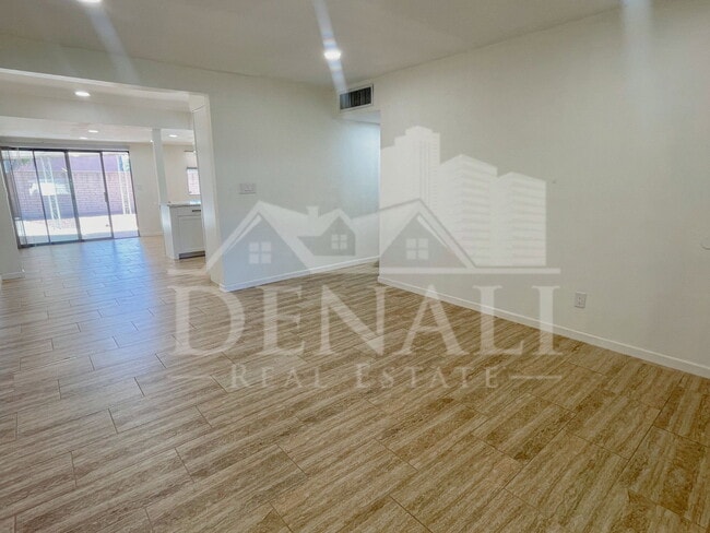 Photo - 2401 E Meadowbrook Ave