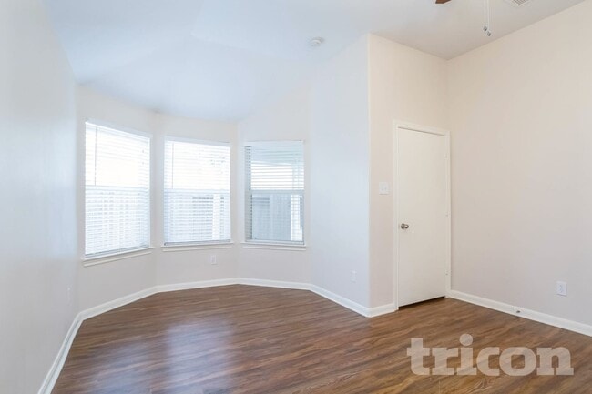 Photo - 810 Forest Hillside Ln