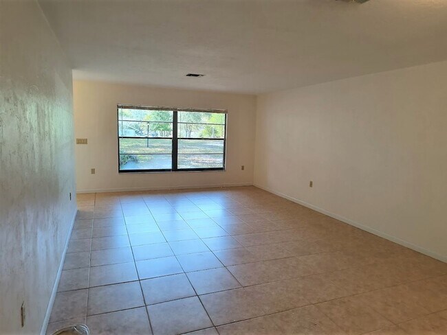 Photo - 2 Bedroom, 2 Bath , 2 Car Garage in Dunnellon, Florida
