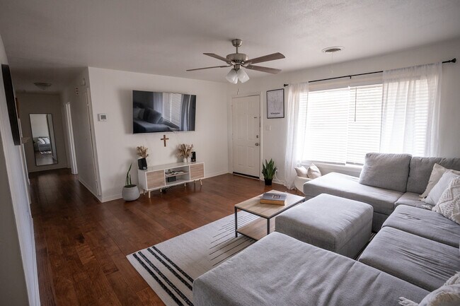 Photo - 1559 Parr St House