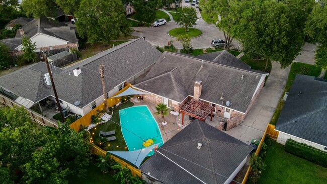 Building Photo - 9811 Rocktree Dr