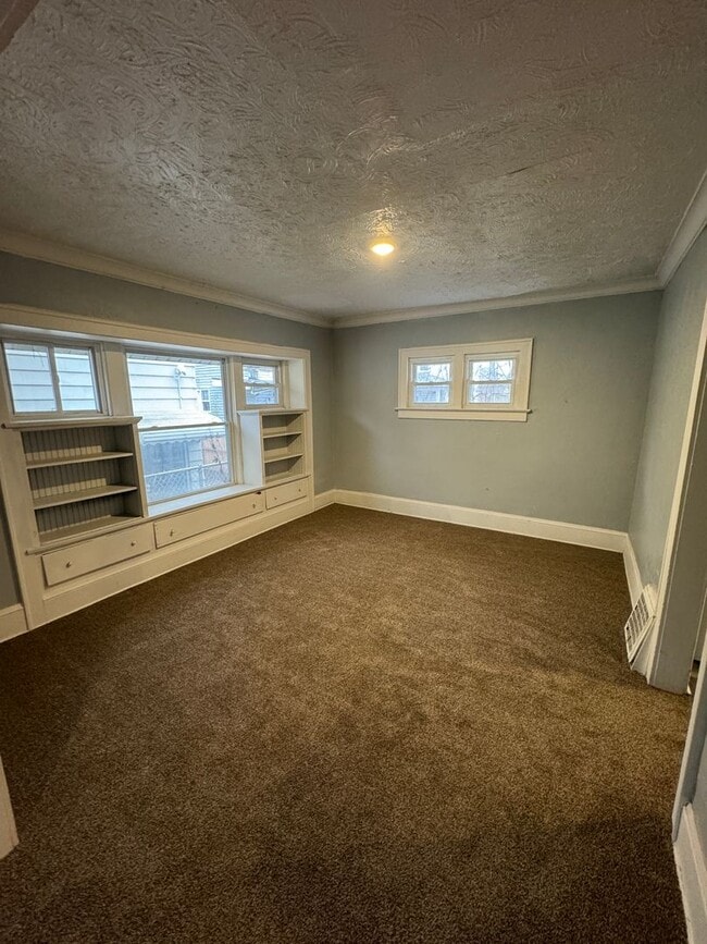 Photo - 5 Bed / 1.5 Bath Sunroom & Spacious Layout