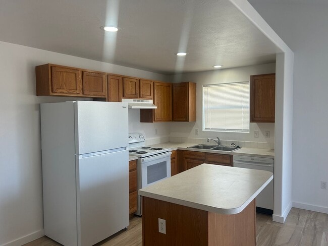 Building Photo - * $1,000 MOVE IN SPECIAL FIRST MONTH RENT *