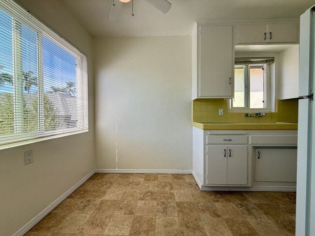 Photo - CORNER Upstairs Unit Within Small Gated Community! COMPLIMENTARY Shared Laundry! Spacious Floorplan! Unidad 3753 Herman Ave