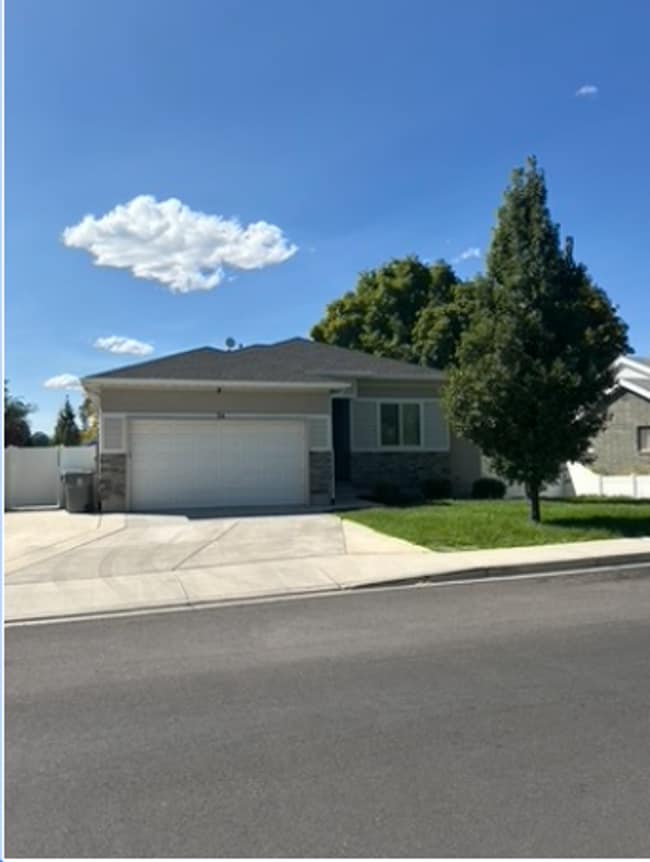 Building Photo - For Rent in Pleasant Grove – 6-Bedroom Bea... Rental