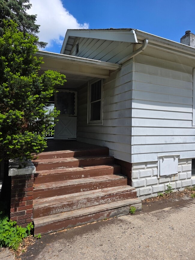 Building Photo - 1830 N Lowber St