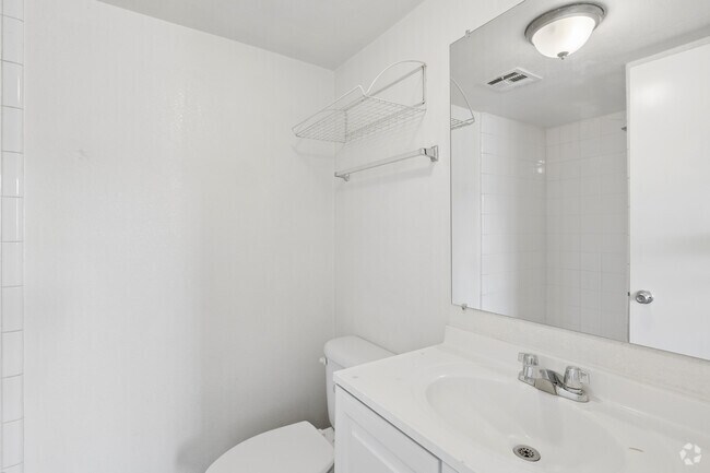 2BR, 2BA - 851SF - Primary Bathroom