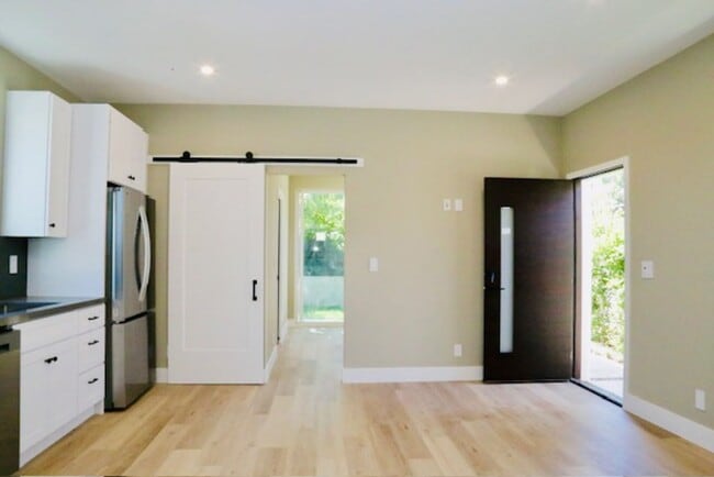 Building Photo - Center (729) Unit 729 Center #C Rental