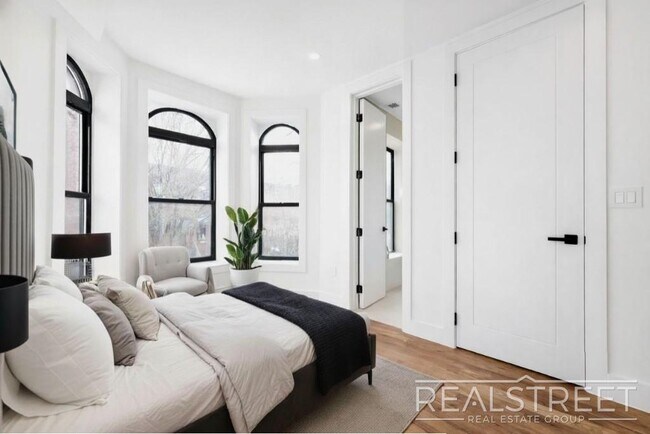 Photo - 3BR/2.5BA Duplex with In-Unit Washer/Dryer Unidad 1