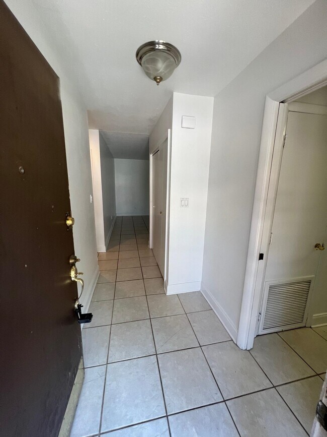 Building Photo - 420 Westwood Dr