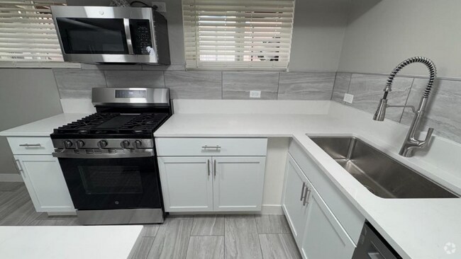 Building Photo - 1254 N Bosworth Ave Unit 1F Rental
