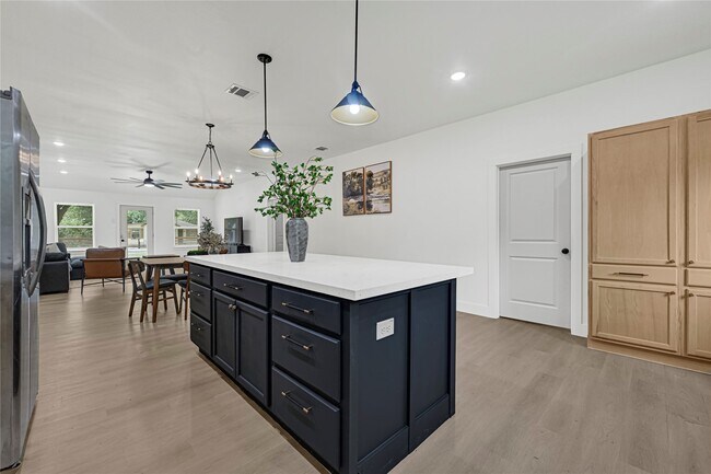 Photo - 1008 Danube St