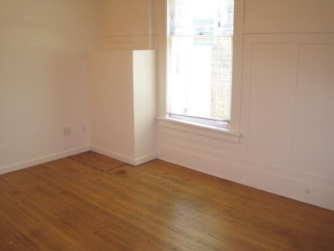 Building Photo - 5043 Unit 2-C Rental