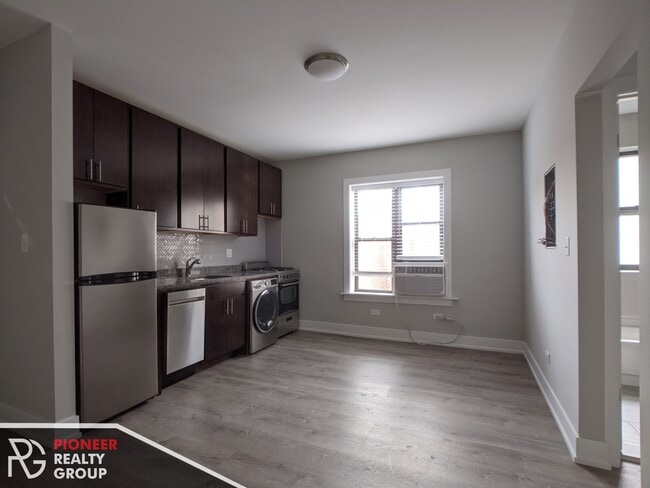 Building Photo - 423 W Belden Ave Unit 429.5-B304