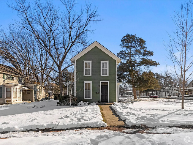 Building Photo - 846 Maine St Rental