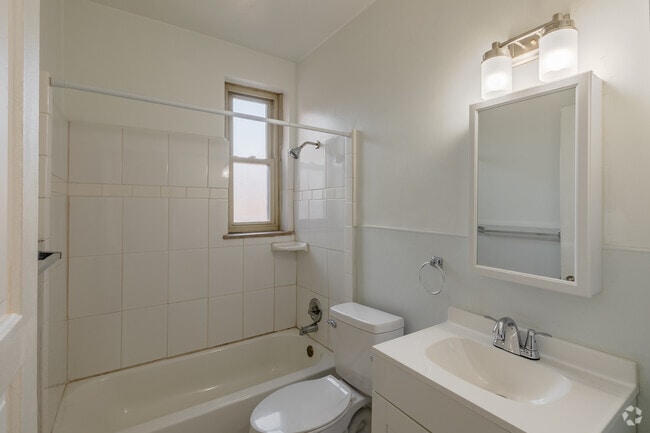 1BR, 1BA - 700SF - Bathroom. - Owen Park Apartments