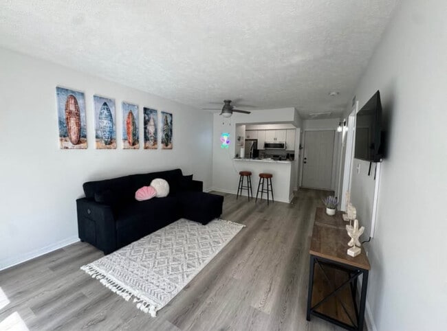 Building Photo - 4710 Cobblestone Dr Unit J6