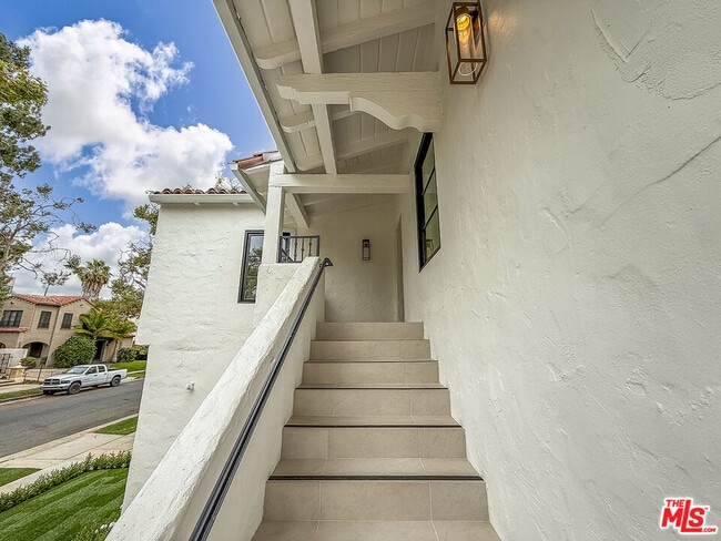 Photo - 150 N Arnaz Dr Unidad C