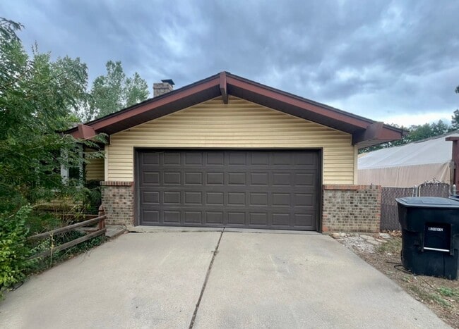 Building Photo - Great Yard, awesome deck, fantastic spot! Rental