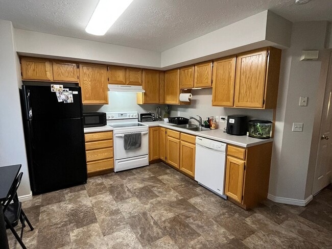 Kitchen - 3476 S 200 E Unit 3476