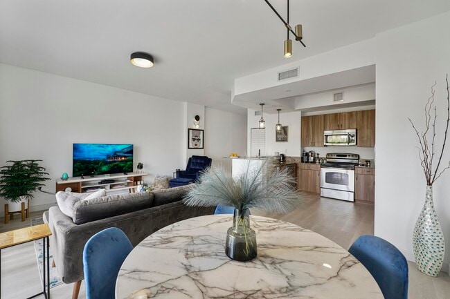 1931 NE 2nd St Unit 301