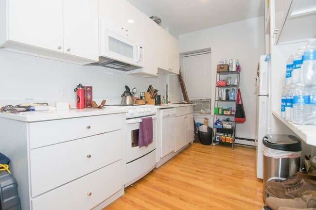 Building Photo - Large 1 bed in a prime location in Fenway!