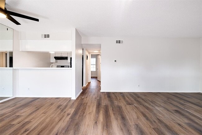 Building Photo - 7801 Shoal Creek Blvd Unit 201