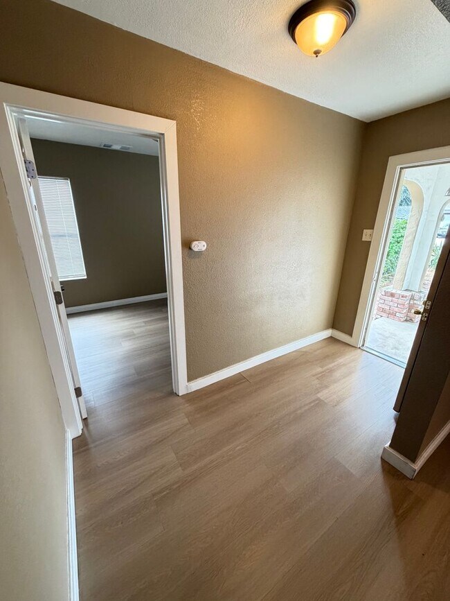 2228 Roanoke Ave Unidad Main House