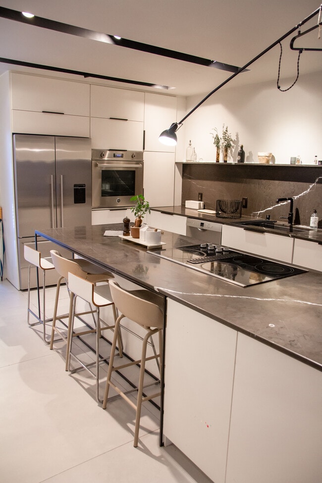 Photo - 11049 Blix St