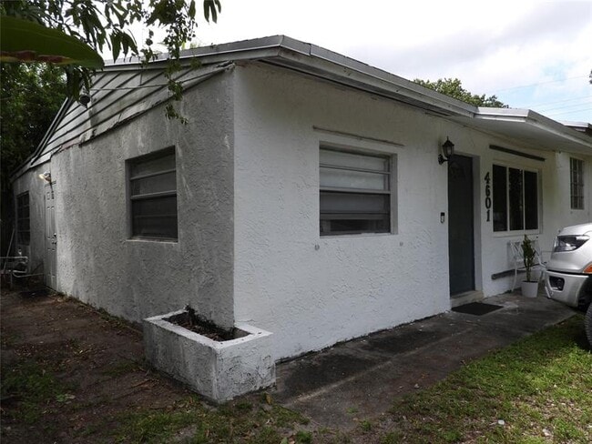 Building Photo - 4601 SW 12th Ct Rental