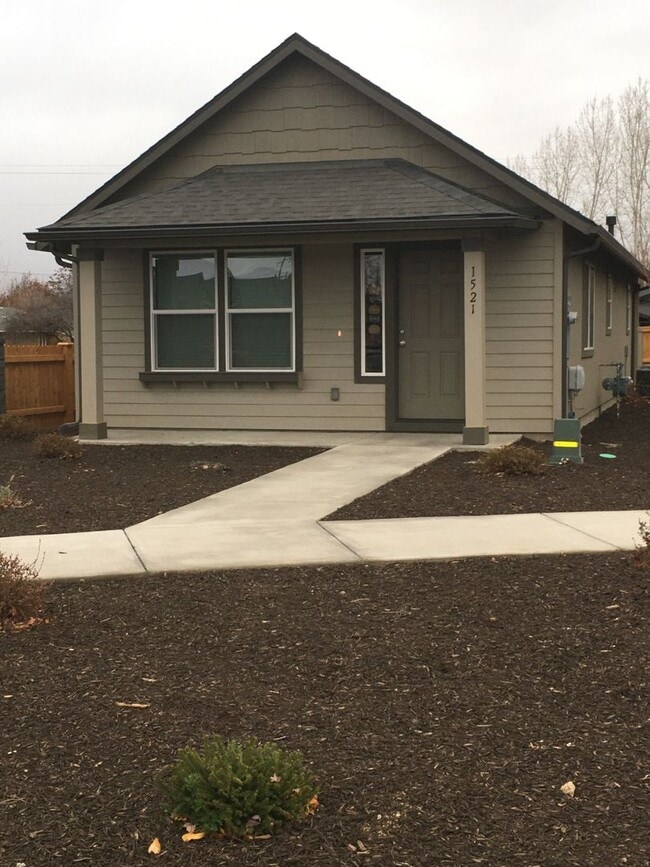 Building Photo - Cozy 2BR Home with Covered Patio & Animal-Friendly Yard – Utilities Included!