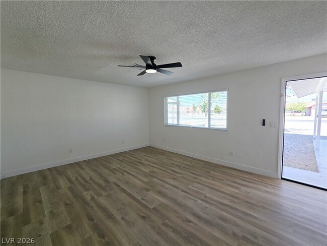 Photo - 1083 E Calvada Blvd
