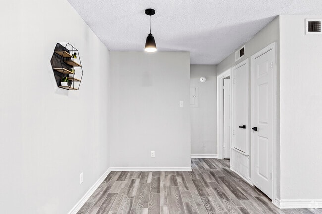 1BR, 1BA - 630SF - Dining Room