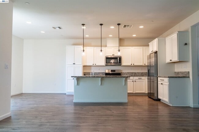 21236 Grapevine Dr