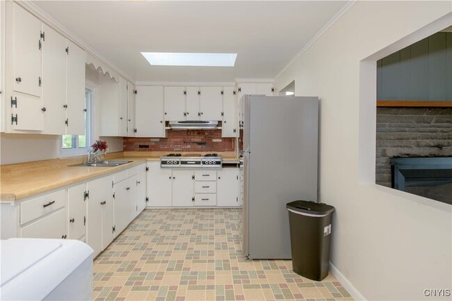 Building Photo - 1919 W Lake Rd