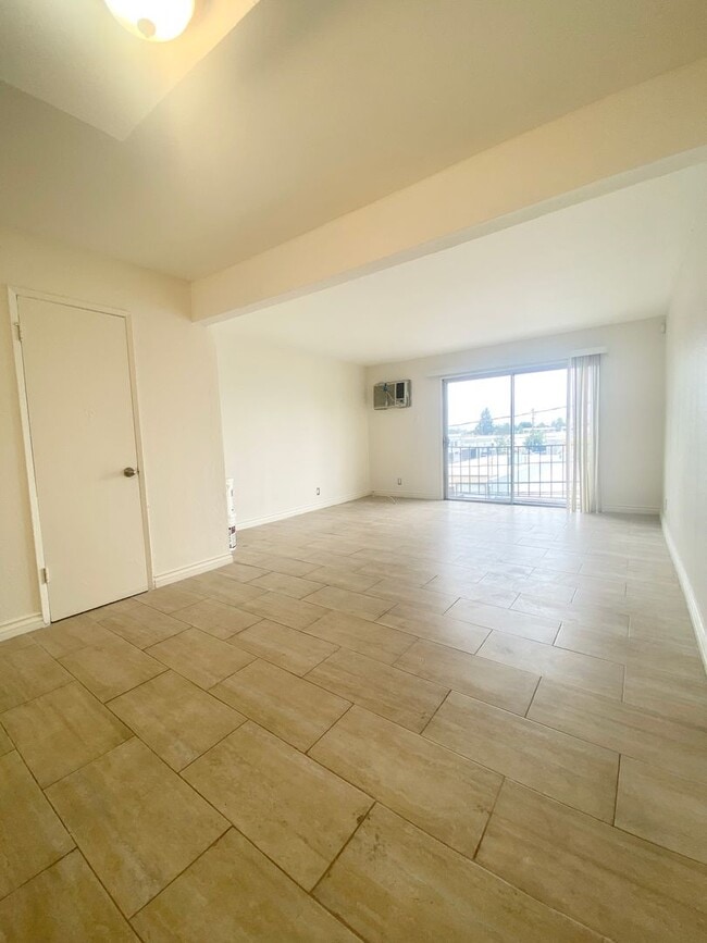 Building Photo - 16046 Wyandotte St Unit 6