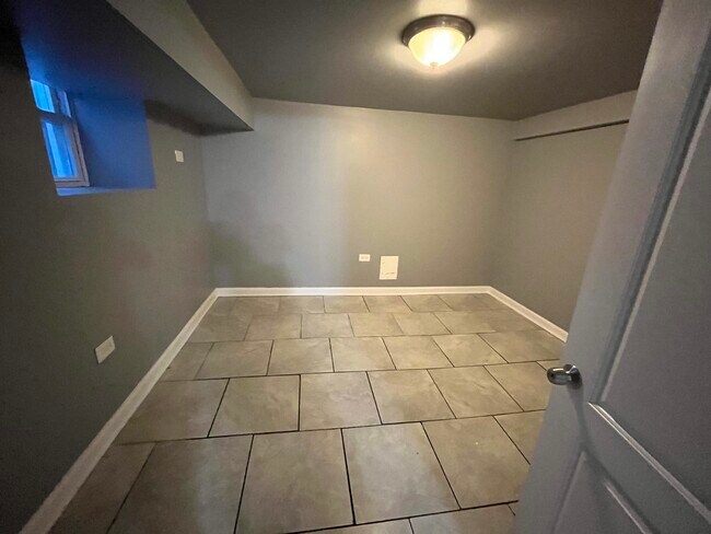 #1 bedroom - 5154 W EDDY ST Unit Garden