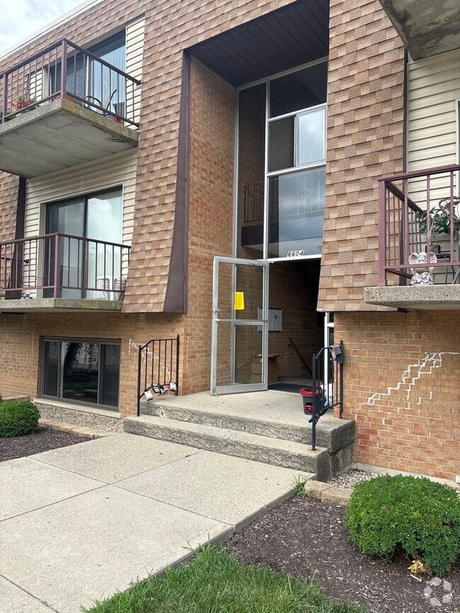 Building Photo - 2 bed 1.5 bath condo Unit 49