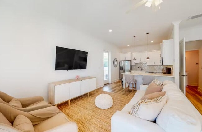 Photo - 7 W Gate Unit ID1322626P