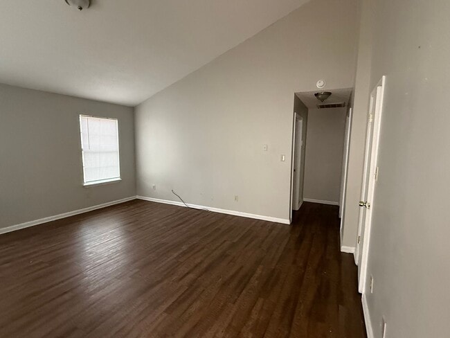 Photo - 304 Carriage Ln Unit B