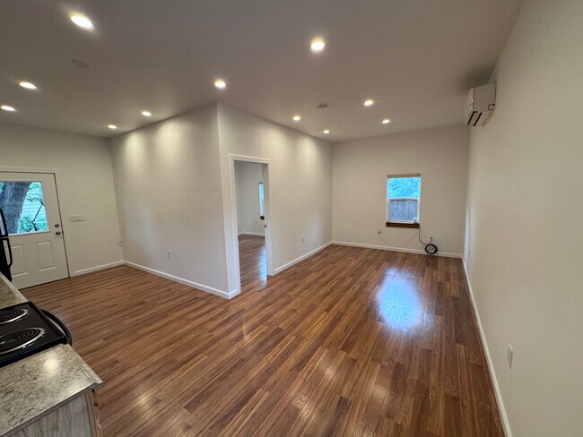 Photo - 1047 Venice St