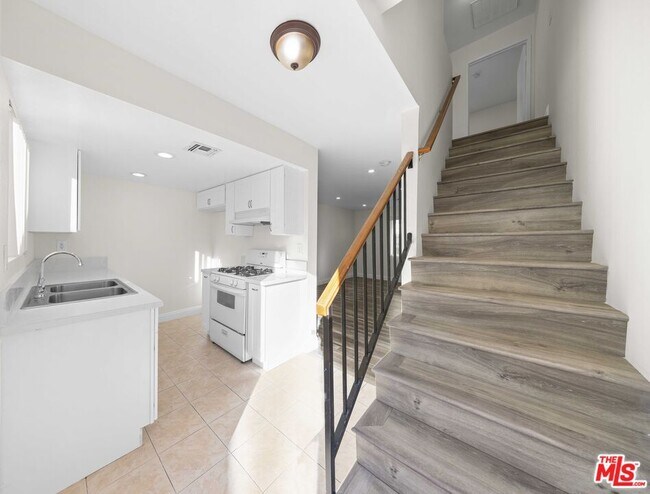 Building Photo - 14112 Delano St Unit 3