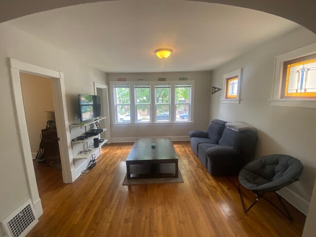 Sala de estar - 2725 N Bremen St Unidad Lower