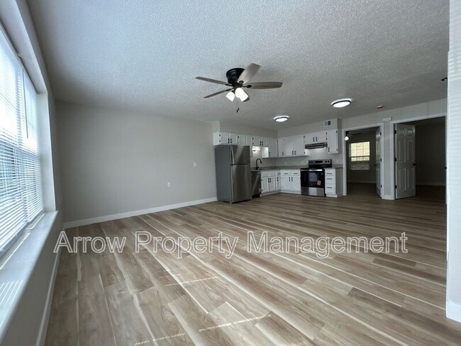 Photo - 1015 W 14-9