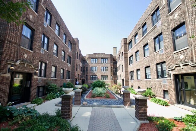 Building Photo - 745 W Addison St Unit S3 Rental