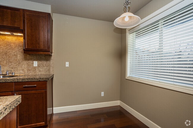 2BR, 2BA - 950SF